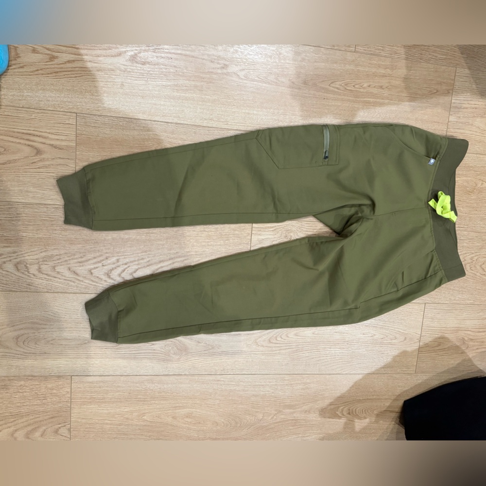 FIGS XS  EUC  5 pocket olive green 2 back pockets 2 front 1 with change pocket